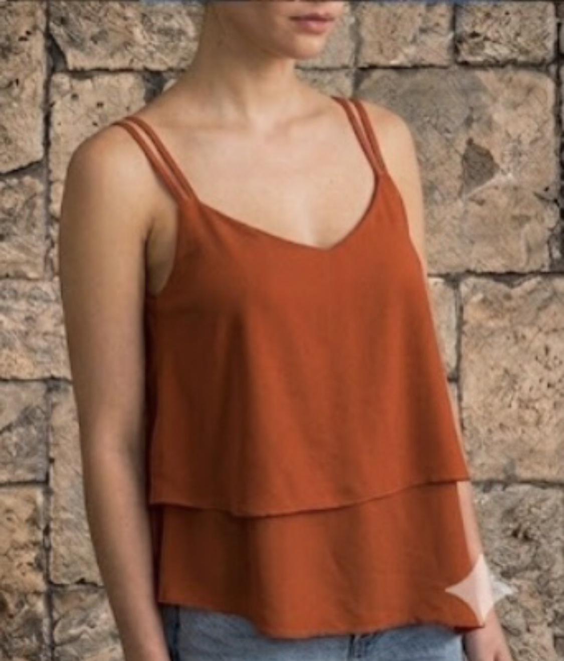 Modelo com blusa terracota